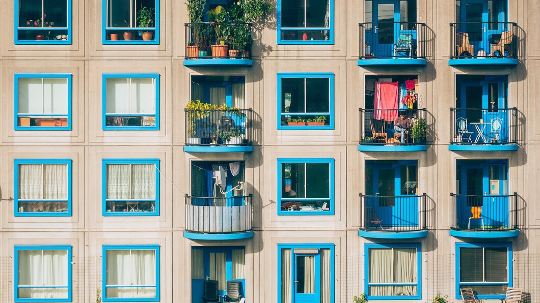 appartementengebouw met kleurige balkons