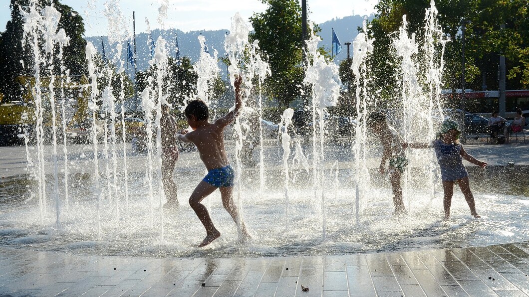 kinderen spelen in fontein